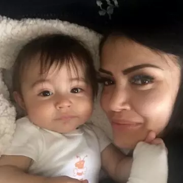 Andreea Mantea și-a scos bustul generos la înaintare. S-a pozat în pat alături de băiețelul ei, la primele ore ale dimineții