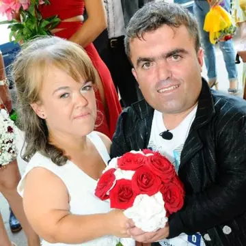 Cristi şi Mădălina, cei mai cunoscuţi pitici din România, au devenit părinţi