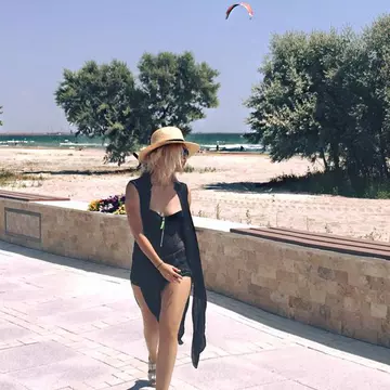 Primele imagini cu Sore la plajă. A mers împreună cu fetița ei
