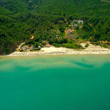 (P) Explorează Trygona, magnifica peșteră a dragonului