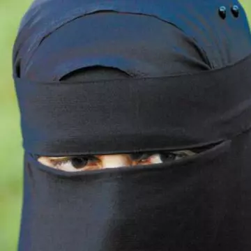 O româncă, bătută şi obligată de soţ să poarte vălul islamic, în Italia. Cum a reuşit să scape de calvar