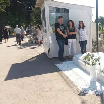 Nu au uitat-o pe Mădălina! Pelerinaj la mormântul artistei! Fanul său numărul 1 nu a lipsit GALERIE FOTO