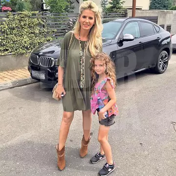 Gravidă în 5 luni, Andreea Bănică e ţinută sub observaţie de fetiţa ei de 7 ani: «Am voie doar jumătate de amandină»