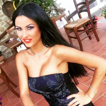 Accident vestimentar în direct. Daniela Crudu a rămas cu sânii pe-afară