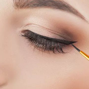 Eyelinerul ondulat, cel mai nou trend al verii