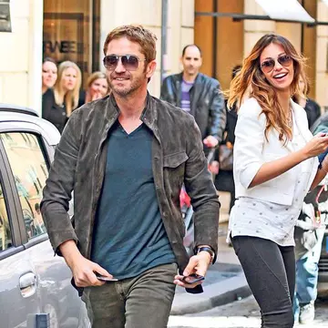 Mădălina Ghenea și Gerard Butler, la un pas de o întâlnire. Cei doi erau cât pe ce să dea nas în nas în Italia