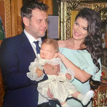 Alina Pușcaș își pozează ostentativ inelul de logodnă cu un singur scop: Avertismente subliminale pentru rivală!
