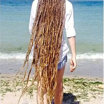 Nu este extraterestru, este modelul care a șocat turiștii din Vama Veche! Cum a ieșit în lume românul cu părul de 1,5m