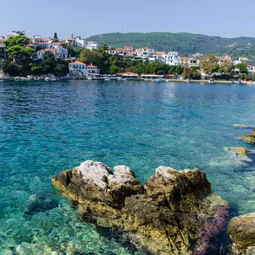 (P) Plaje spectaculoase şi ape precum cristalul, în Skiathos