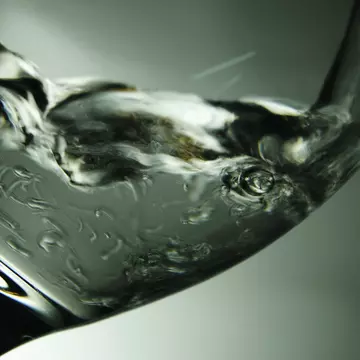 De ce apa minerală e mai bună decât apa plată