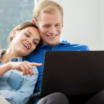 Dragostea pe internet. Povești reale de dragoste care au început pe social media