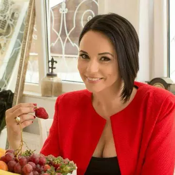 Andreea Marin, cu șorțul de gât, la bucătărie. N-o vezi așa în fiecare zi | FOTO ÎN ARTICOL
