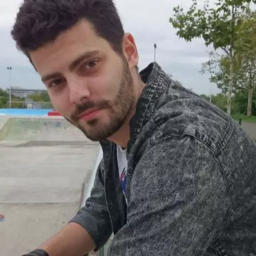 Scandalos! Hoții au furat icoanele de pe mormântul unuia dintre tinerii morți la clubul Colectiv