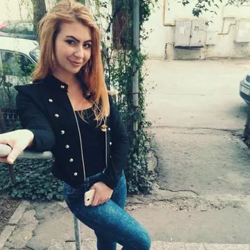 O fată de 17 ani și-a pierdut viața după ce mașina condusă de un tânăr fără permis a ajuns într-o râpă