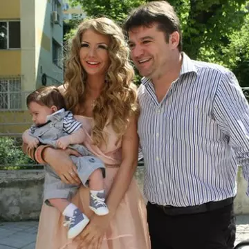 Duban se bronzează la ghiozdan! Cum a apărut actorul pe plajă și cât de bine arată soția lui… din spate