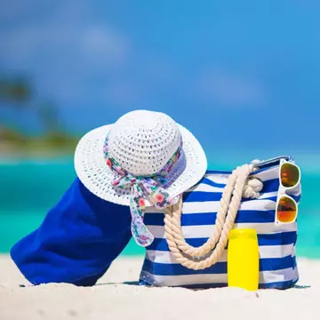 Ce se află în geanta de plajă  a bloggerilor de beauty?