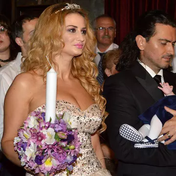 Julia Jianu, tot mai aproape de divorţ. Cântăreaţa şi soţul ei locuiesc separat de doi ani şi nu se mai afişează împreună