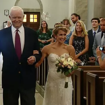 Emoționant! O tânără a fost condusă la altar de bărbatul care a primit inima tatălui ei