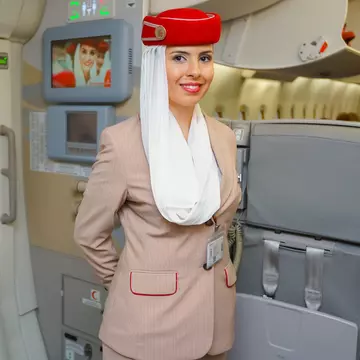 De ce toate stewardesele țin mâinile la spate atunci când intâmpină pasagerii