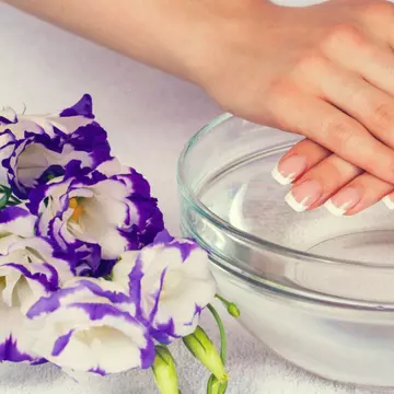Motivul pentru care trebuie să introduci degetele în apă cu gheaţă imediat după ce ţi-ai făcut manichiura