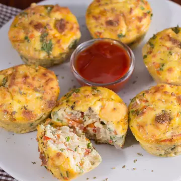 MIAM MIAM. Brioșe cu porumb și cârnați