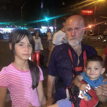 El este bunicul–erou care își crește singur nepoțeii. Povestea bătrânului din zona Dristor a impresionat toată țara