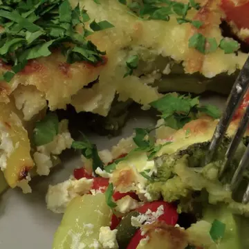 MIAM-MIAM! Legume gratinate cu bacon