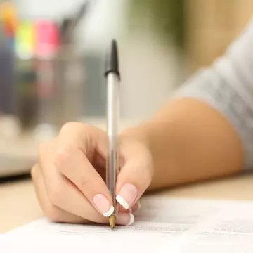 Povestea tinerei care învață la facultate alături de bunicul ei