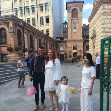 FOTO EXCLUSIV/ Oana Roman a îmbrăcat din nou rochia albă și a intrat în biserică ținând în mână buchetul de la nuntă