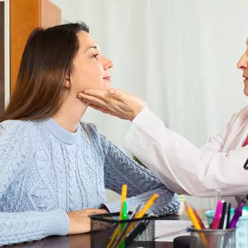 Cinci semne care anunță că ai probleme cu glanda tiroidă