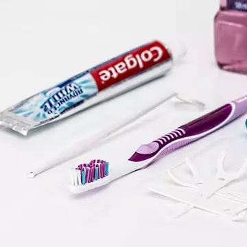 Periodontita poate duce la distrugerea osului care susține dinții