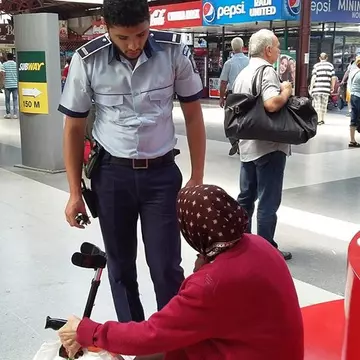Gest impresionant. Un polițist a ajutat o bătrână. Ce fotografii a postat Marian Godină