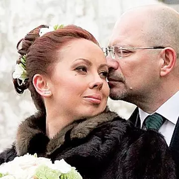 Am divorțat fiindcă vorbea prea mult(e) la telefon