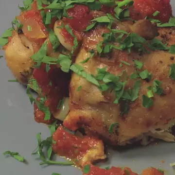 MIAM-MIAM! Pui în sos roșu
