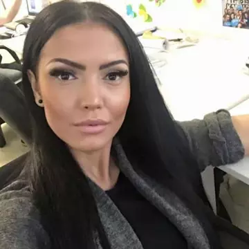 Andreea Mantea, în tandrețuri cu un stripper. S-a dezbrăcat și s-a văzut tot