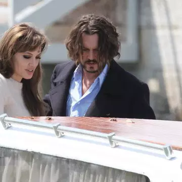 Angelina Jolie este consolată de Johnny Depp în urma divorțului de Brad Pitt