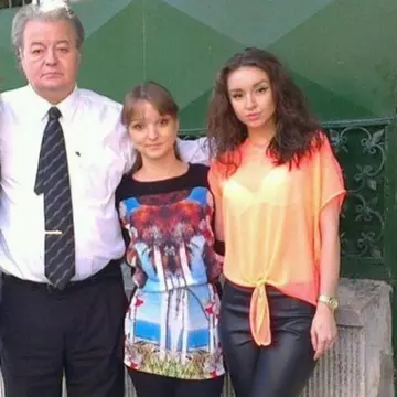 Fetele lui Vadim Tudor o duc din ce în ce mai greu! “Trăim din pensia de urmaş, mama rezistă greu”