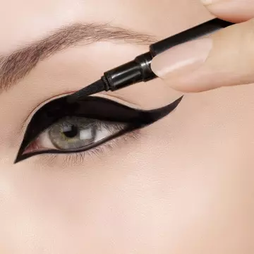 Cat-eyes – trendul de care nu ne mai săturăm