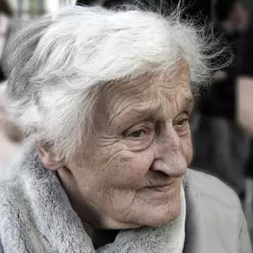 Spuneau despre ea că este nebună. Dupa 16 ani de locuit pe stradă le-a demonstrat că nu e așa