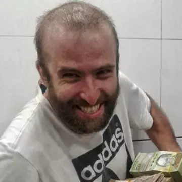 Un român “s-a trezit bogat peste noapte” în Venezuela. A primit un teanc de bani când a schimbat 150 de dolari | FOTO