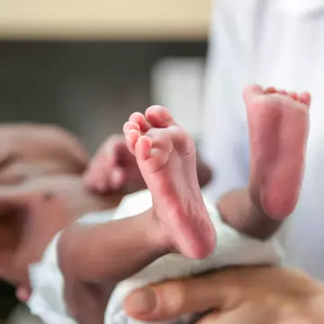 O infirmieră a îngrijit o fetiță cu arsuri grave. Ce s-a întâmplat după aproape 4 decenii