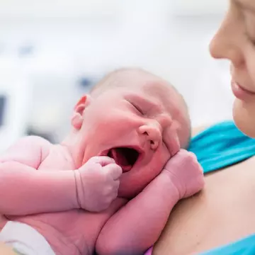 O femeie a plătit pentru că și-a ținut bebelușul în brațe