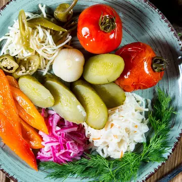 Ce să pui în murături pentru a păstra legumele crocante și gustoase. Trucuri geniale pentru gogonele, gogoșari, castraveți și varză murată