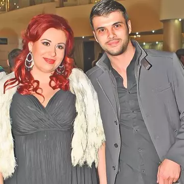Cum s-a îmbracat Oana Roman la nunta lui Gabriel Cotabita. Decolteul a atras toate privirile