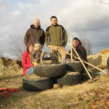 Un oradean si-a ridicat o casa Earthship, cu pereti din 600 de cauciucuri vechi