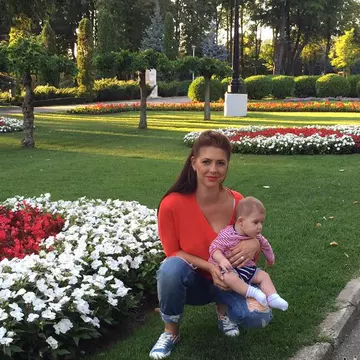 EXCLUSIV/ Încă o cântăreață de la noi a devenit mamă! A născut acum 5 luni, în secret, după ce s-a rugat la Arsenie Boca