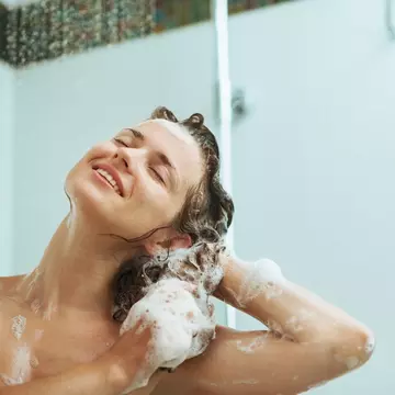 Cât de des trebuie să te speli pe cap pentru a avea un păr sănătos