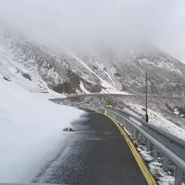 Trafic restrictionat pe Transalpina din cauza viscolului. Zapada de 10 cm pe Transfagarasan