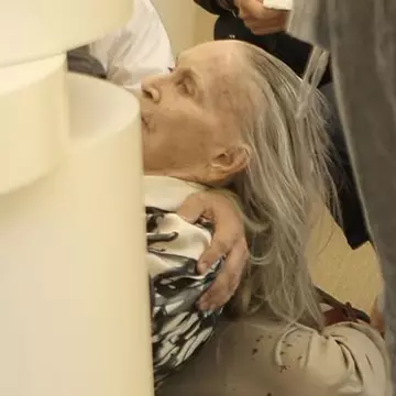 EXCLUSIV/ Mama Zina a adunat restanțe la Cimitirul Bellu de 16 ani! La un pas să-și piardă locul de veci!