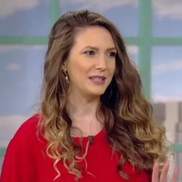 Adela Popescu a fost operata. I-au pus diagnosticul gresit
